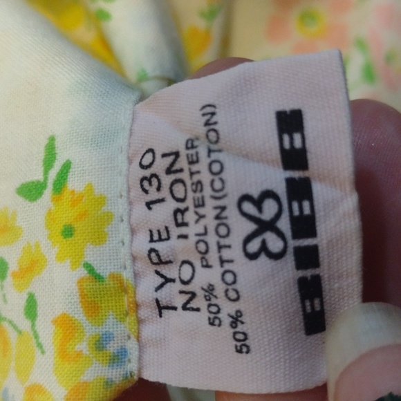 Lot of 4 pillowcases. Two sets of two. Floral. - Picture 4 of 10